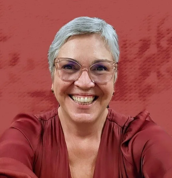Profa. Tereza Cavalcanti — Especialista em Redação para Concursos